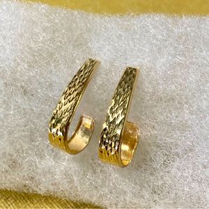 14k Genuine yellow gold etched J hoop earrings NEW!